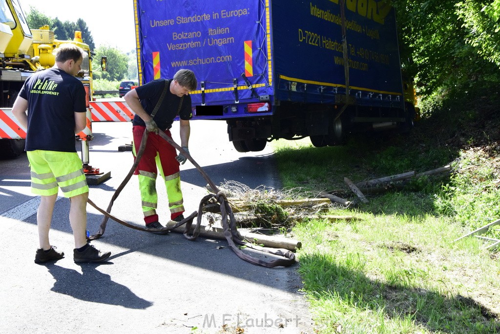 LKW in Boeschung A 3 Rich Frankfurt Hoehe Roesrath Lohmar P187.JPG - Miklos Laubert